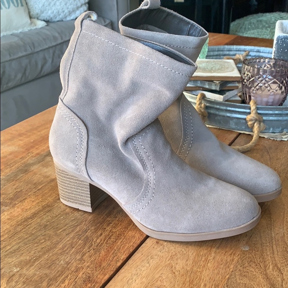 White Mountain brand 8.5 size taupe suede boot